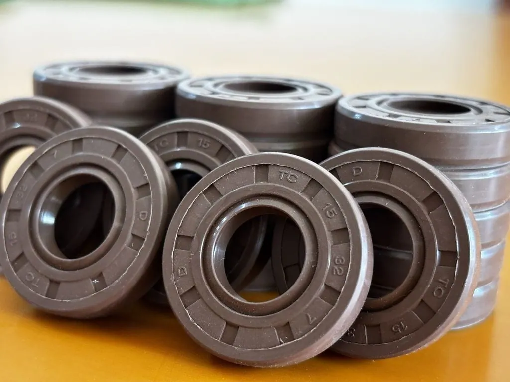 Các chồng phớt Viton xếp cạnh nhau trên bàn vàng