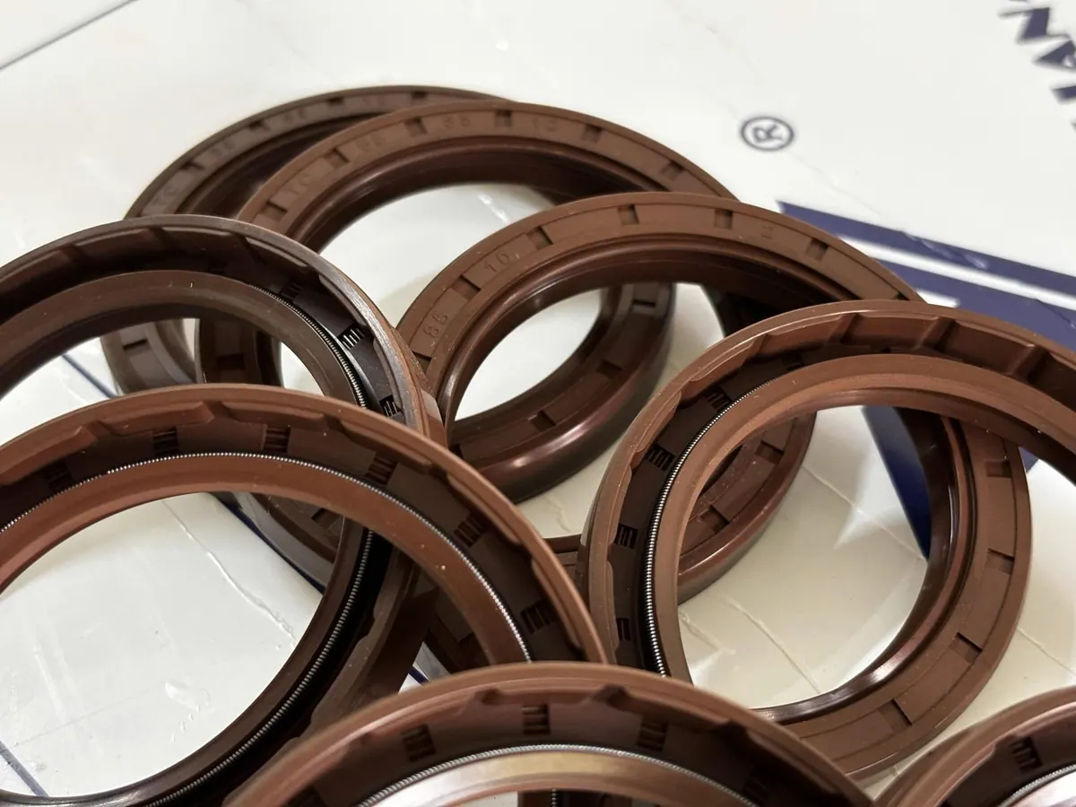 Phớt Viton cỡ lớn xếp chồng trên nền bao bì