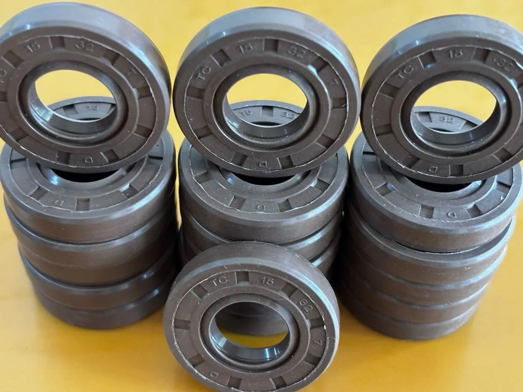 Các chồng phớt Viton xếp đứng cạnh nhau