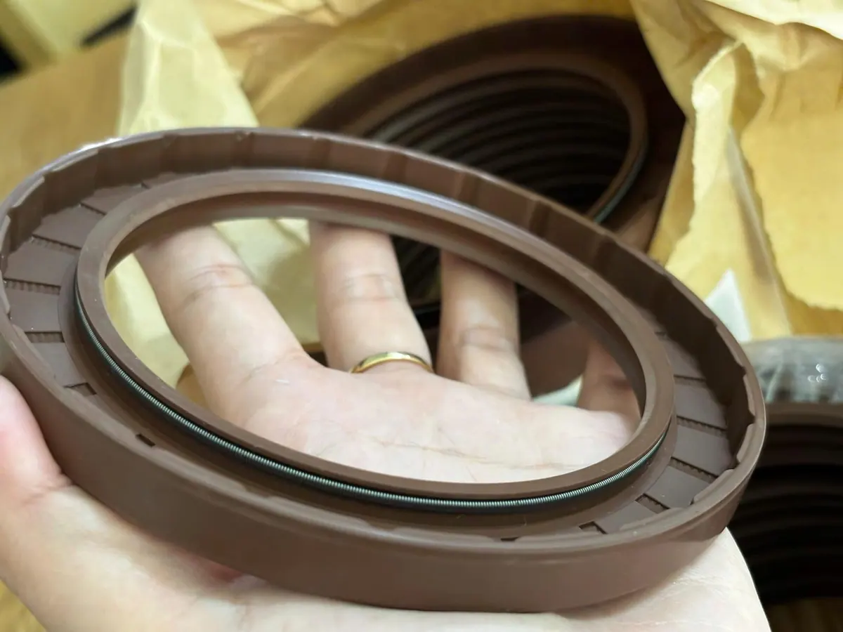 Tay đỡ chiếc phớt Viton cỡ lớn cạnh giấy gói
