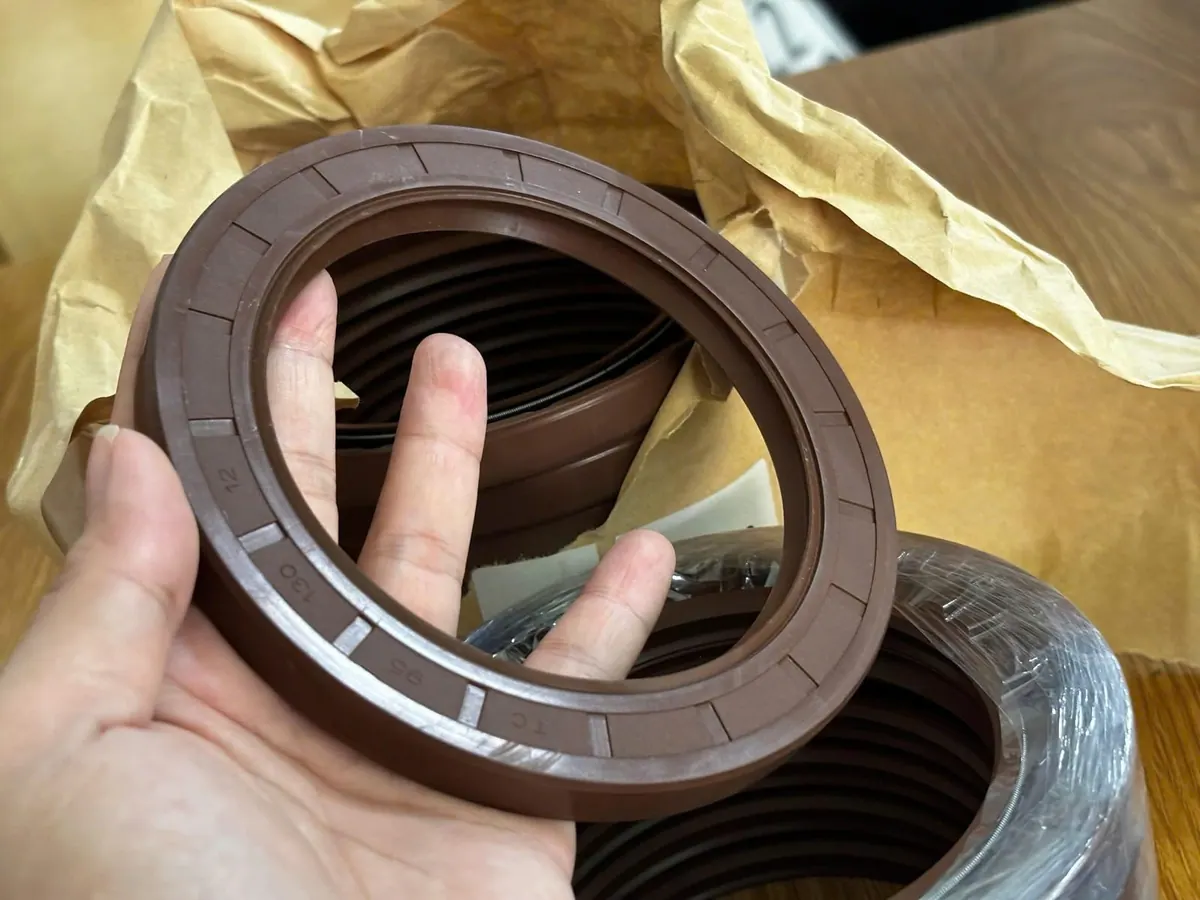 Tay đỡ chiếc phớt Viton cỡ lớn trên nền bao bì