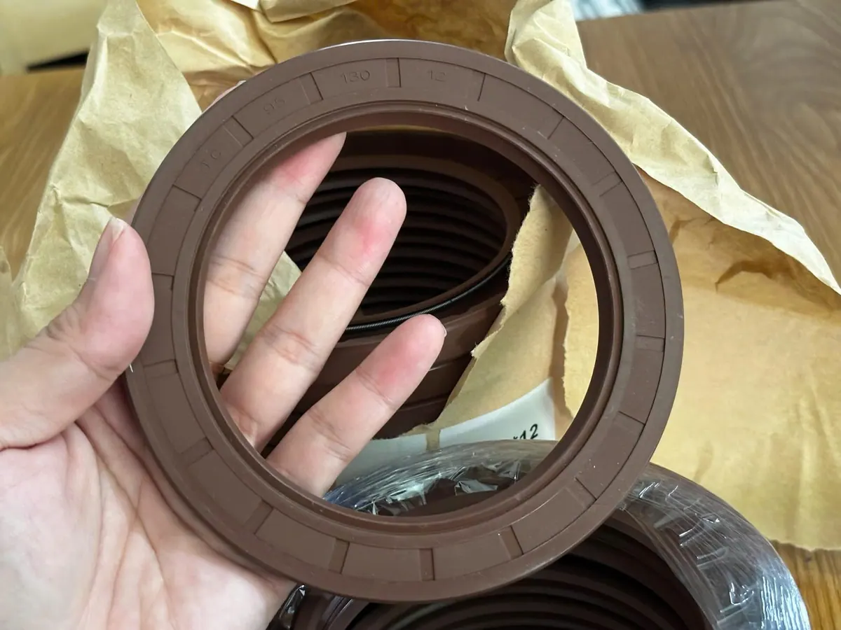 Tay đỡ chiếc phớt Viton cạnh cuộn phớt bọc giấy