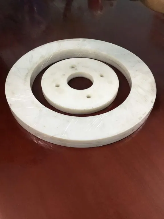 Gioăng silicon trắng dạng vành đặt trên bàn