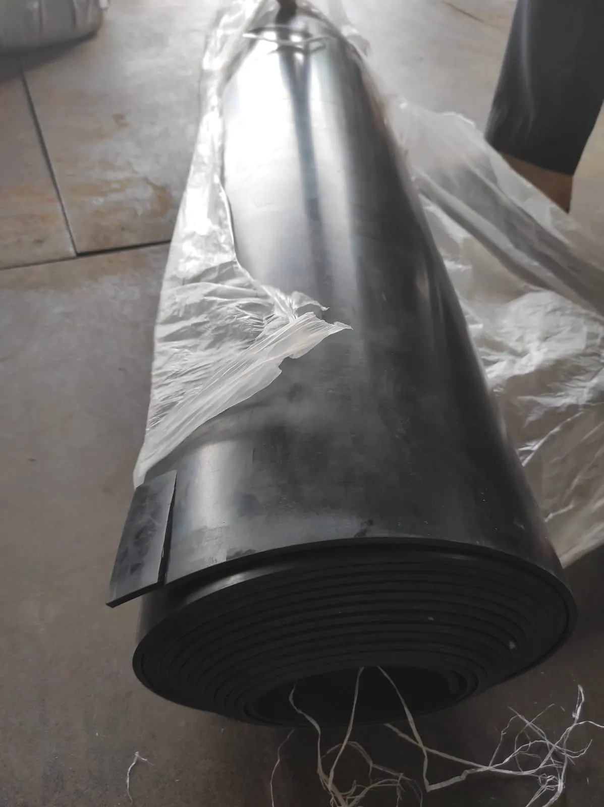 Cuộn tấm cao su bọc nylon dựng trên nền gạch