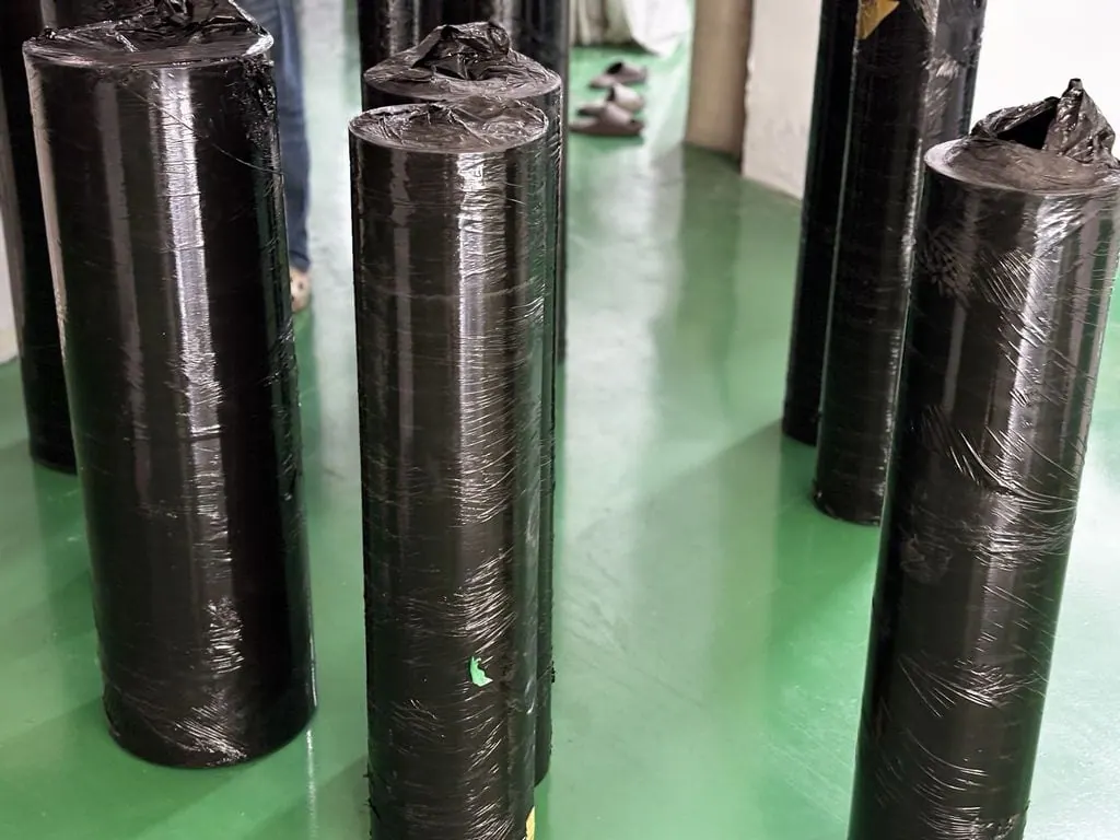 Các cuộn tấm cao su bọc nylon xếp cạnh nhau