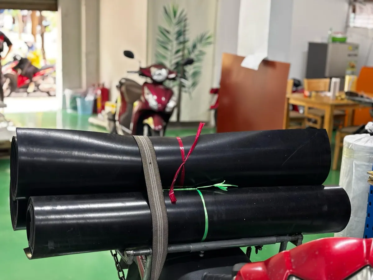 Cuộn tấm cao su buộc dây chằng trên xe máy