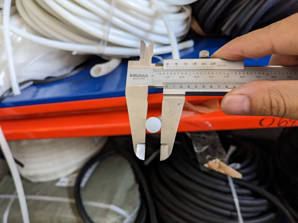 Thước cặp đo đoạn dây silicon trắng tròn đặc