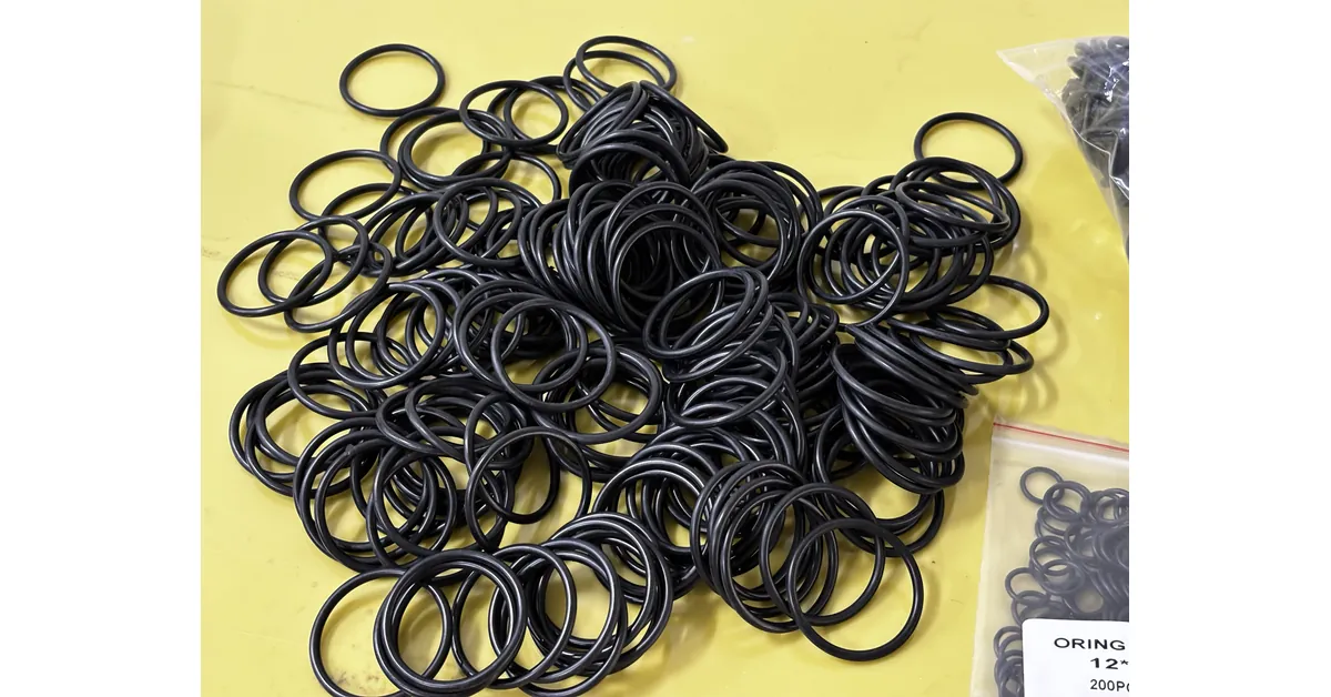 Oring NBR đen đổ đống cạnh túi hàng dán nhãn